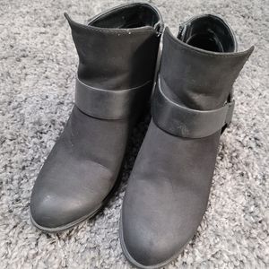 Woman's size 7 Mossimo boots